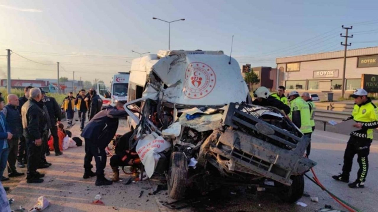 Sporcuları taşıyan minibüs hafriyat kamyonuna çarptı: 1 ölü, 16 yaralı