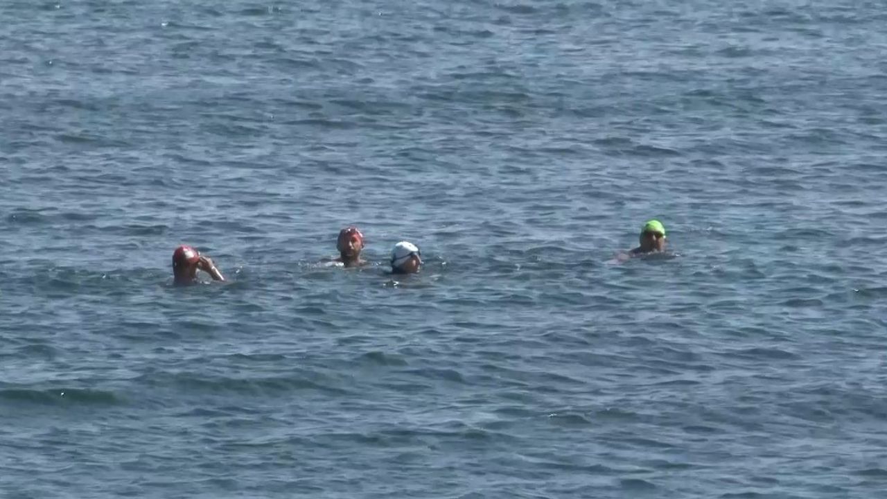 İstanbul Boğazı’nda 30 buçuk kilometreyi yüzerek geçtiler