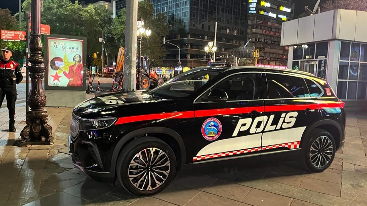 Kızılay Meydanı’nda polis aracı Togg görevde