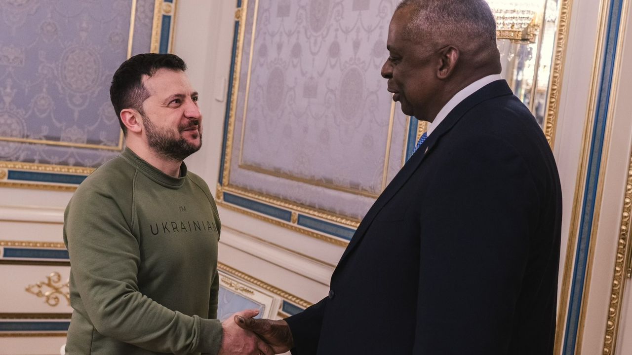 ABD Savunma Bakanı Austin’den Kiev’e sürpriz ziyaret