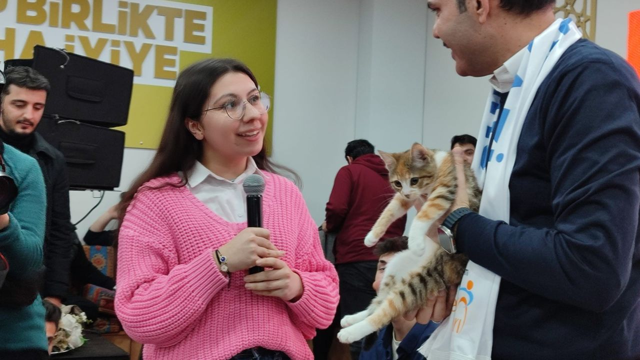 İBB Başkan adayı Murat Kurum'a kedi hediyesi!