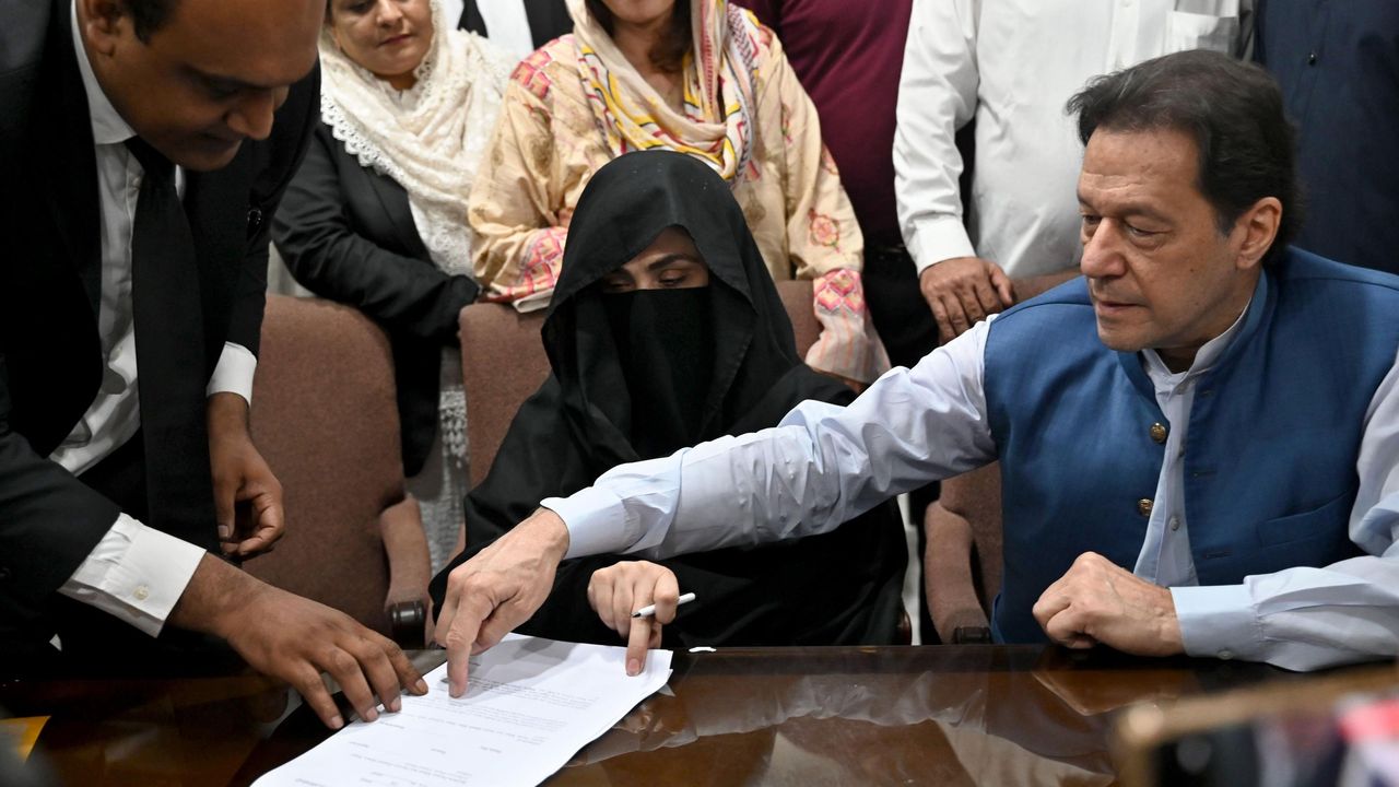 Pakistan'da eski Başbakan Khan ve eşine 14’er yıl hapis cezası