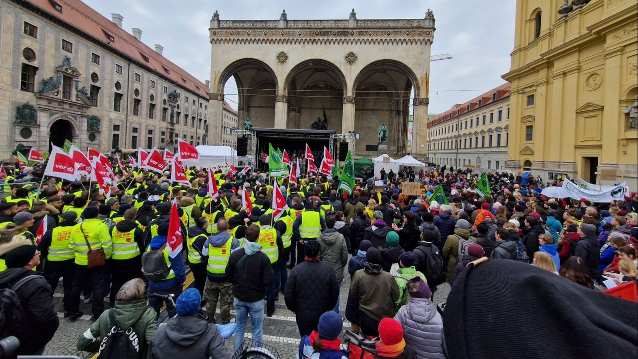 Almanya'da grev dalgası: Şehir içi toplu taşıma çalışanları iş bıraktı