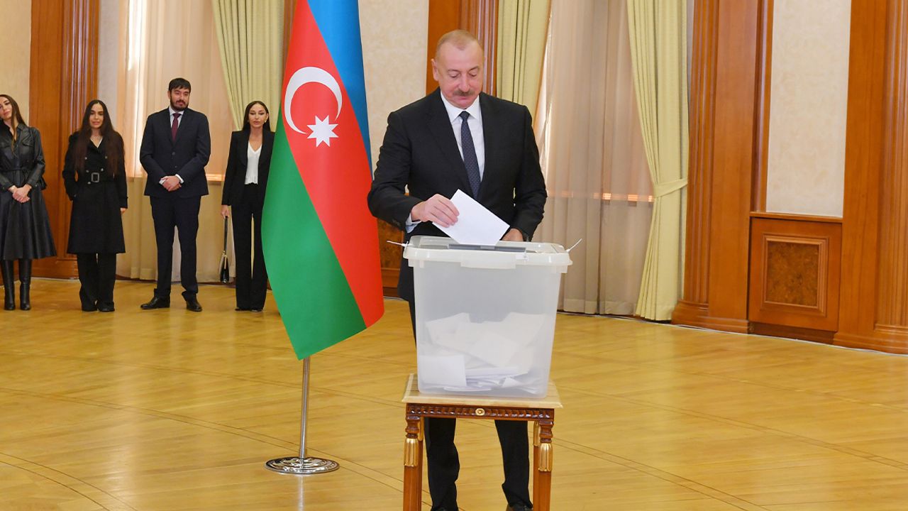 Azerbaycan’da oyların yüzde 93,9’unu alan Aliyev yeniden Cumhurbaşkanı seçildi