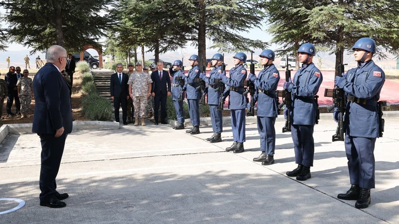 Bakan Güler, 17’nci Hava ve Füze Savunma Üs Komutanlığı’nı ziyaret etti
