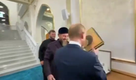 Putin, Çeçenistan’da Hz İsa Camii'nde kendisine hediye edilen Kur'an'ı Kerim'i öptü