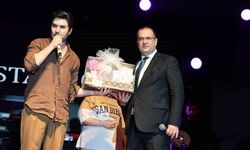 Mustafa Ceceli en güzel şarkılarını ’gül şehri’ için söyledi