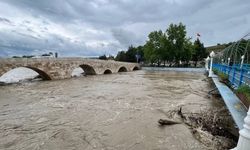 Taşköprü’de tarihi köprü su debisinin yükselmesi nedeniyle trafiğe kapatıldı
