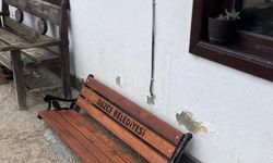 Yeni yapılan parkın bankları bu hale getirdiler