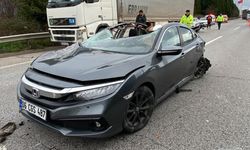 TEM’de tıra çarpan otomobilin tavanı koptu: 3 yaralı