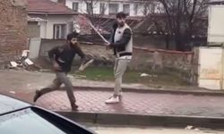 Yabancı uyruklu şahıslardan sokak ortasında taşlı sopalı kavga