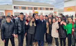 Cumhur İttifakı’ndan Gövde Gösterisi!  8 Okulda Yapımı Tamamlanan Halı Sahalar Toplu Törenle Açıldı
