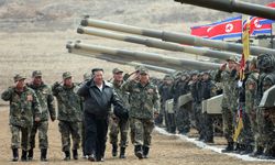 Kuzey Kore Lideri Kim Jong-un yeni tankı test etti