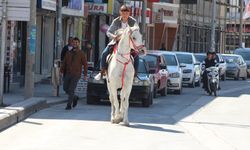 Konya'da sokaklarında atla gezintiye çıktı