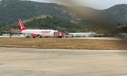 Antalya'da faciadan dönüldü: Ön tekeri patlayan uçak gövdesi üzerine indi
