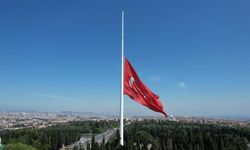 İran Cumhurbaşkanı için İstanbul'da bayraklar yarıya indirildi
