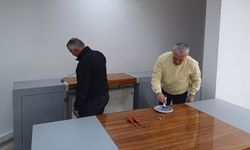 Artvin Belediye Başkanı tasarrufa masa ve sandalye boyayarak başladı
