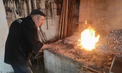 75 yaşındaki Hasan usta, yarım asırdır demir dövüyor