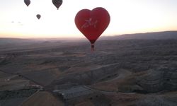 Sıcak hava balonları 15 Temmuz'da Türk bayrağı ve pankartlarla havalandı