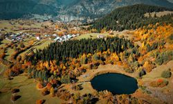 Artvin Şavşat'ta bulunan Rutav Gölü sonbahar renkleriyle büyülüyor