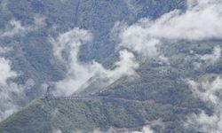 Artvin'de bulunan dünyanın en büyük Atatürk heykeli sisler arasında böyle görüntülendi!