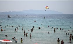 Kuşadası'nda plajlarda bayram yoğunluğu