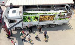 Hayırsever esnaf, 20 ton karpuzu 1 saat içinde vatandaşlara bedava dağıtarak bitirdi