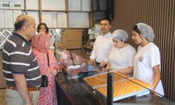 Öğrencilerin uygun fiyata ürettiği baklava için sıraya giriyorlar!