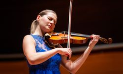 175 yıllık kemanla büyüleyen performans