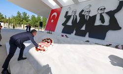 CHP Genel Başkanı Özgür Özel KKTC’de Anıt Mezarları Ziyaret Etti