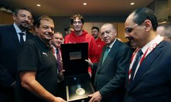 Milli Basketbolcularımız İkincilik Madalyasını Erdoğan’a Takdim Etti