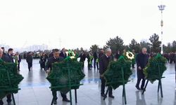 Erdoğan, Türkmenistan'da Tarafsızlık Anıtı'na çelenk koyma törenine katıldı