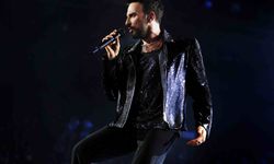 “Beni Çok Sev” diyerek sahneden eşine seslendi