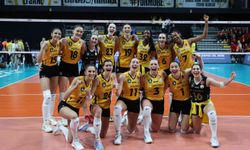 VakıfBank kusursuz geri dönüşle namağlup çeyrek finalde