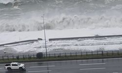 Rize'de dev dalgalar Karadeniz Sahil Yolu'na ulaştı