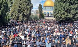 Kudüs’te Ramazan’ın ikinci cumasında 100 bin kişi Mescid-i Aksa’da buluştu