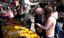 Pazar tezgahları bayram şekerleriyle renklendi