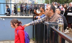 Saldırının gerçekleştiği okulun velileri çocuklarını öperek okula yolladı