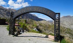 Tortum Şelalesi’nde bahar coşkusu: Doğa yeniden hayat buldu