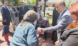 işportacı teyzenin Belediye Başkanını müşteri sanması keyifli anlar yaşattı!