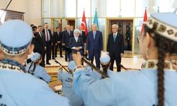 Kazak çocukları Erdoğan’ı Dombra ile karşıladı!