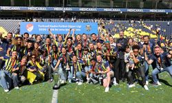 Fenerbahçe Kadın Futbol Takımı, şampiyonluk kupasını kaldırdı