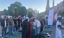 Ayasofya’da Bayram Yoğunluğu: Vatandaşlar Kurban Bayramı Namazı İçin Akın Etti