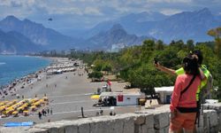 Bayramın ilk gününde tatilciler Antalya sahillerine akın etti