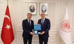 Bakan Işıkhan’dan Renault Türkiye CEO’suna Turkuaz Kart