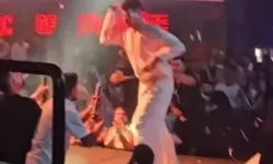 Kerimcan Durmaz sahnede mikrofonla seyirciyi darp etti!