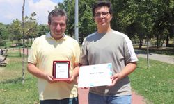 Oğluna Destek İçin Başladığı Üniversiteyi Birincilikle Bitirdi