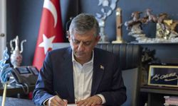 Özgür Özel, YENİ Parti'nin kuruluş evraklarını imzalayarak Cumhuriyet Halk Partisi'nden istifa etti. Özel ile birlikte toplam 91 milletvekili Cumhuriyet Halk Partisi'nden istifa ederek YENİ Parti Kurucular Kurulu'na katıldı.