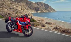 Honda CBR500R, E-Clutch teknolojisi ile yollara çıkıyor