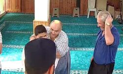 Namaz Kılmak İçin Camiye Gelen Çocuğa İmamdan Gönül Kazandıran Jest